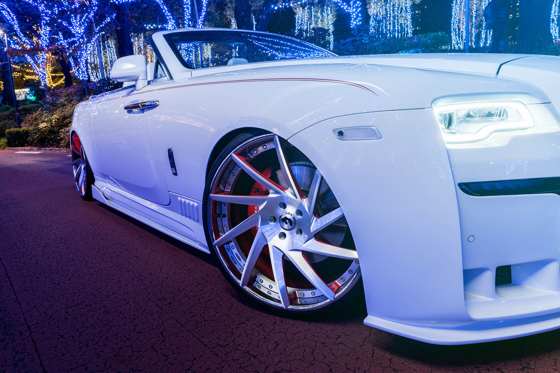 Диски роллс. Роллс Ройс в обвесе. Rolls Royce Dawn Forgiato. Японский Роллс Ройс. Rolls Royce Tuning Forgiato.